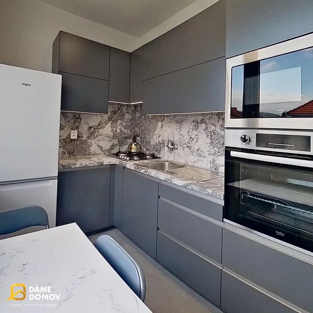 Kuchyně; kuchyňské spotřebiče, dřevěná podlaha, přirozené světlo, moderní styl