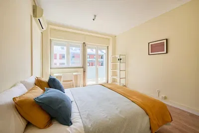 Kuhinja; kuhinjski aparati, drveni pod, prirodno svjetlo, moderni stil