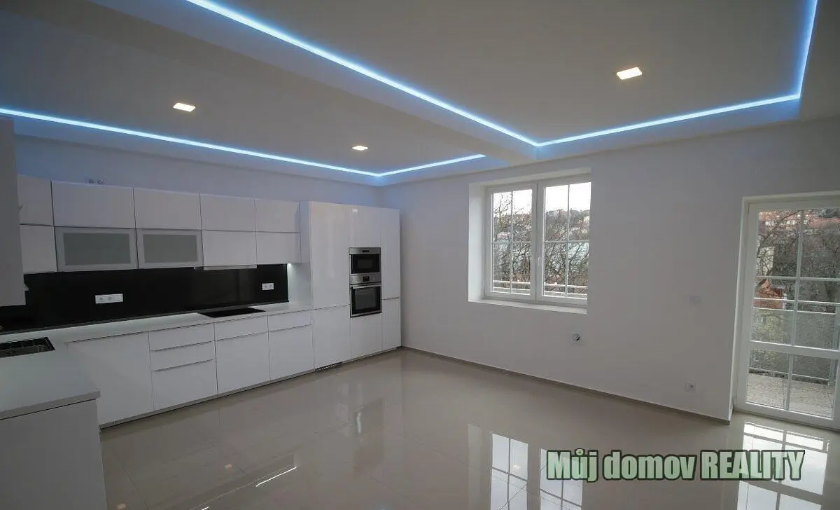 Dnevna soba; drveni pod, prirodno svjetlo, moderni stil