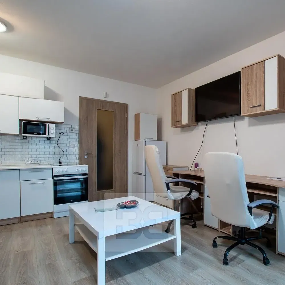 Кухня; кухненски уреди, дървен под, естествена светлина, модерен стил