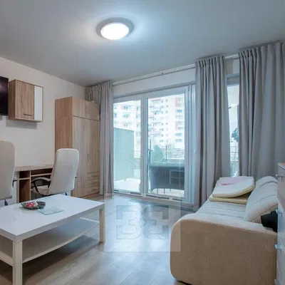 Кухня; кухненски уреди, дървен под, естествена светлина, модерен стил