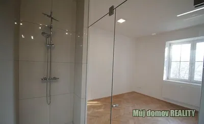 Dnevna soba; drveni pod, prirodno svjetlo, moderni stil