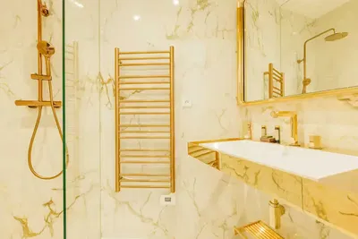 Sala de estar; chão de madeira, luz natural, estilo moderno