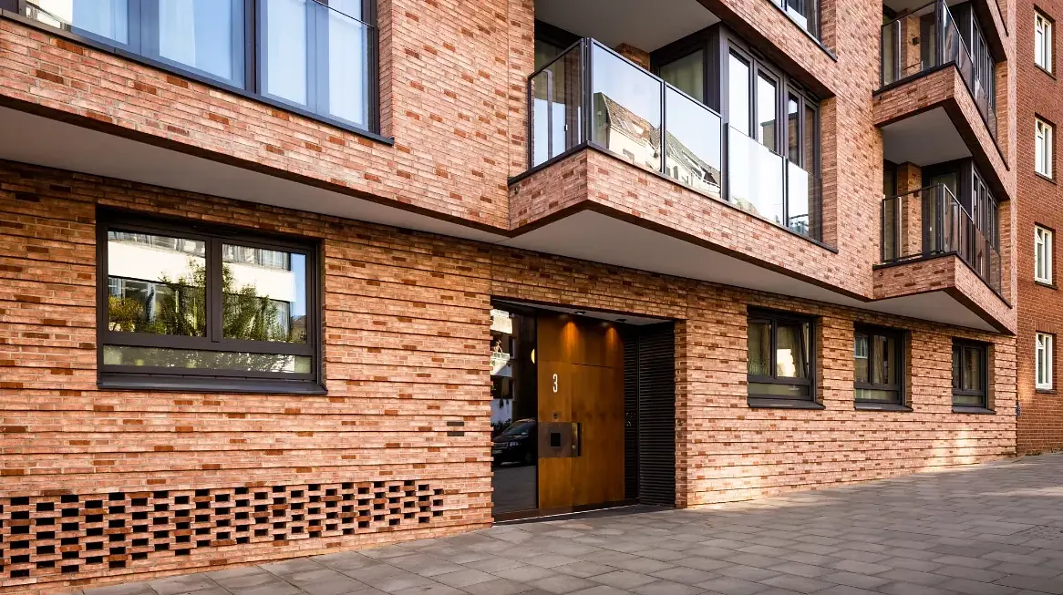 Küche; küchengeräte, holzboden, tageslicht, moderner stil