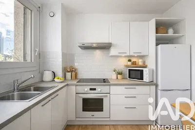 Cuisine; électroménager, carrelage, lumière naturelle, style moderne