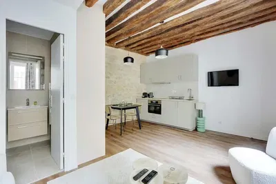 Keuken; keukenapparatuur, houten vloer, natuurlijk licht, moderne stijl