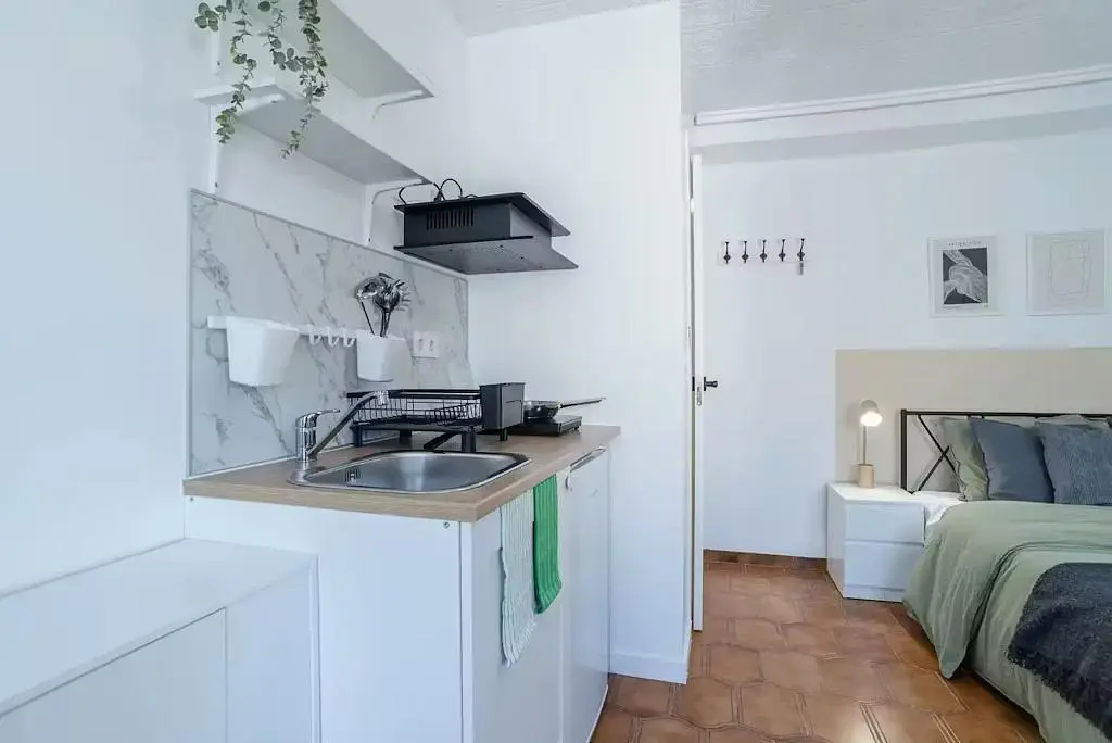 Cuisine; électroménager, parquet, lumière naturelle, style moderne