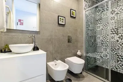 Mutfak; mutfak aletleri, ahşap zemin, doğal ışık, modern stil