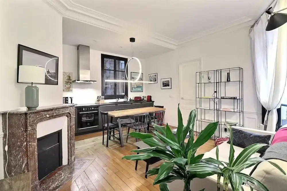 Kuchyně; kuchyňské spotřebiče, dřevěná podlaha, přirozené světlo, moderní styl