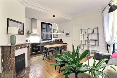 Kuchyně; kuchyňské spotřebiče, dřevěná podlaha, přirozené světlo, moderní styl