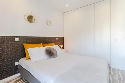 Küche; küchengeräte, holzboden, tageslicht, moderner stil