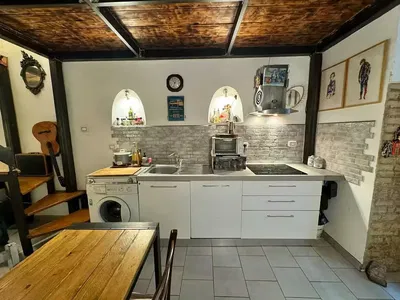 Kuhinja; kućanski aparati, drveni pod, prirodna svjetlost, moderan stil