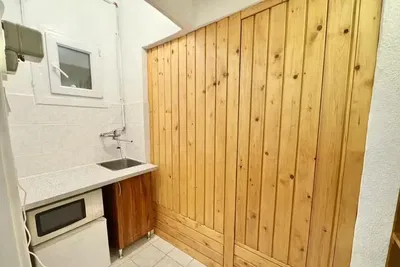 Kuchyňa; kuchynské spotrebiče, drevená podlaha, prirodzené svetlo, moderný štýl