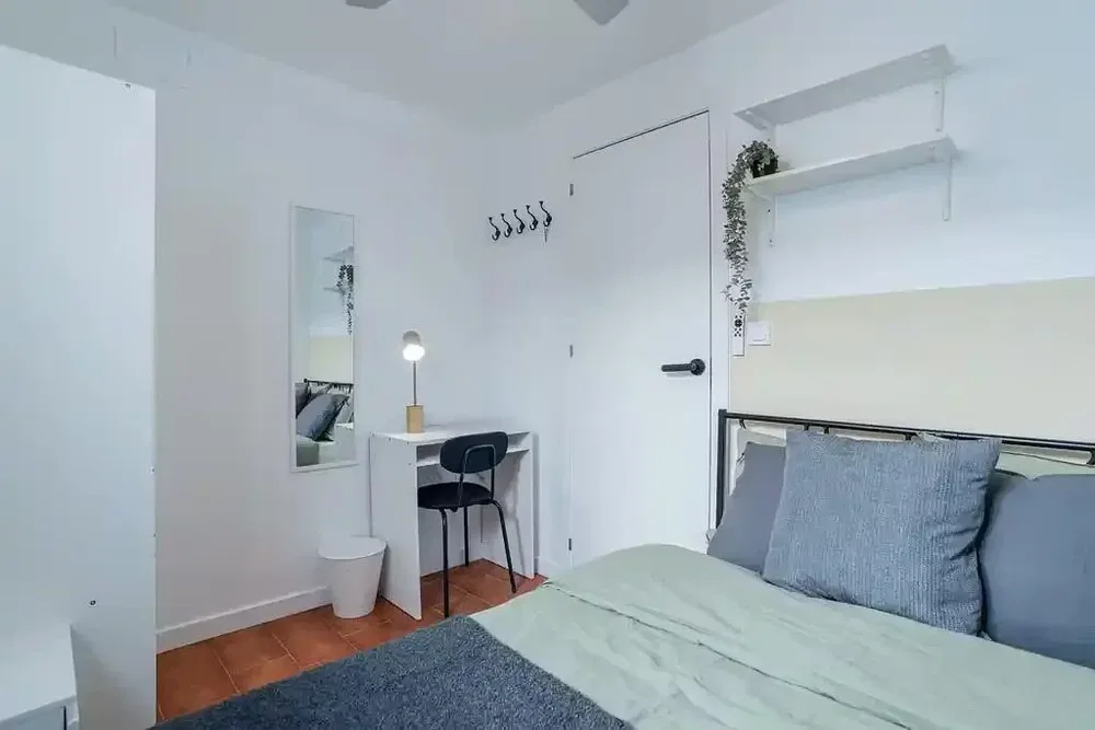 Cuisine; électroménager, parquet, lumière naturelle, style moderne