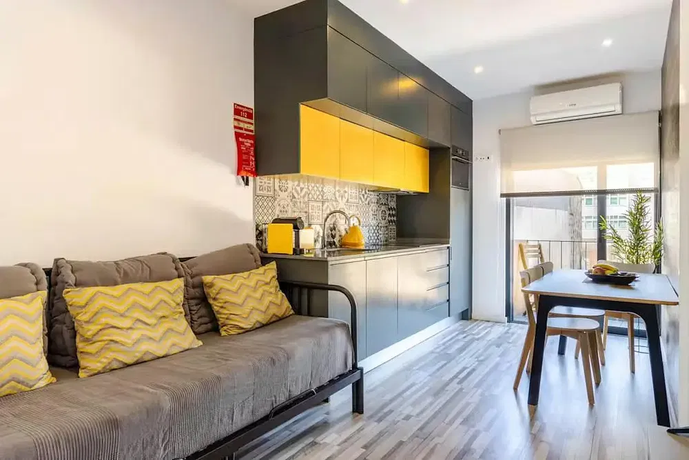 Cuisine; électroménager, parquet, lumière naturelle, style moderne