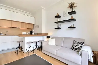 Kuchyně; kuchyňské spotřebiče, dřevěná podlaha, přirozené světlo, moderní styl