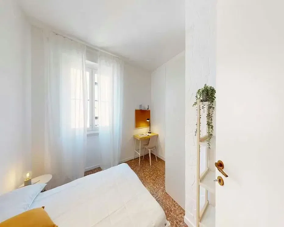 Keuken; keukenapparatuur, houten vloer, natuurlijk licht, moderne stijl