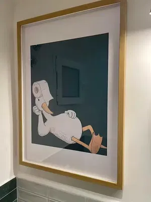 Mutfak; mutfak aletleri, ahşap zemin, doğal ışık, modern stil