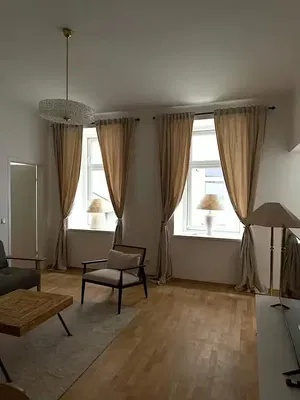 Κουζίνα; συσκευές κουζίνας, ξύλινο πάτωμα, φυσικό φως, μοντέρνο στυλ