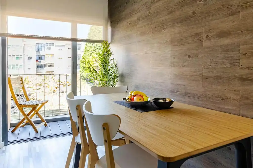 Cuisine; électroménager, parquet, lumière naturelle, style moderne