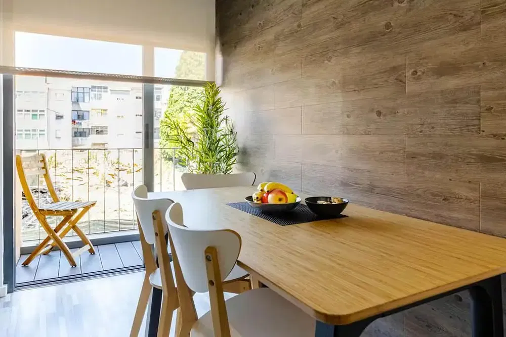 Küche; küchengeräte, holzboden, tageslicht, moderner stil