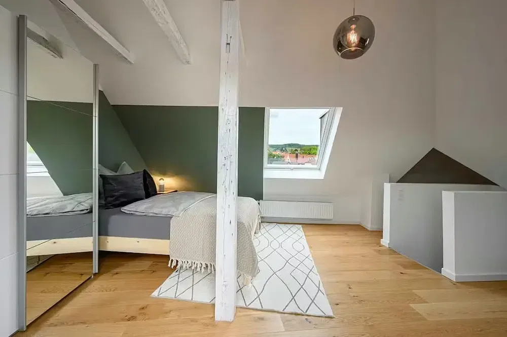 Salon; podłoga drewniana, światło dzienne, styl nowoczesny