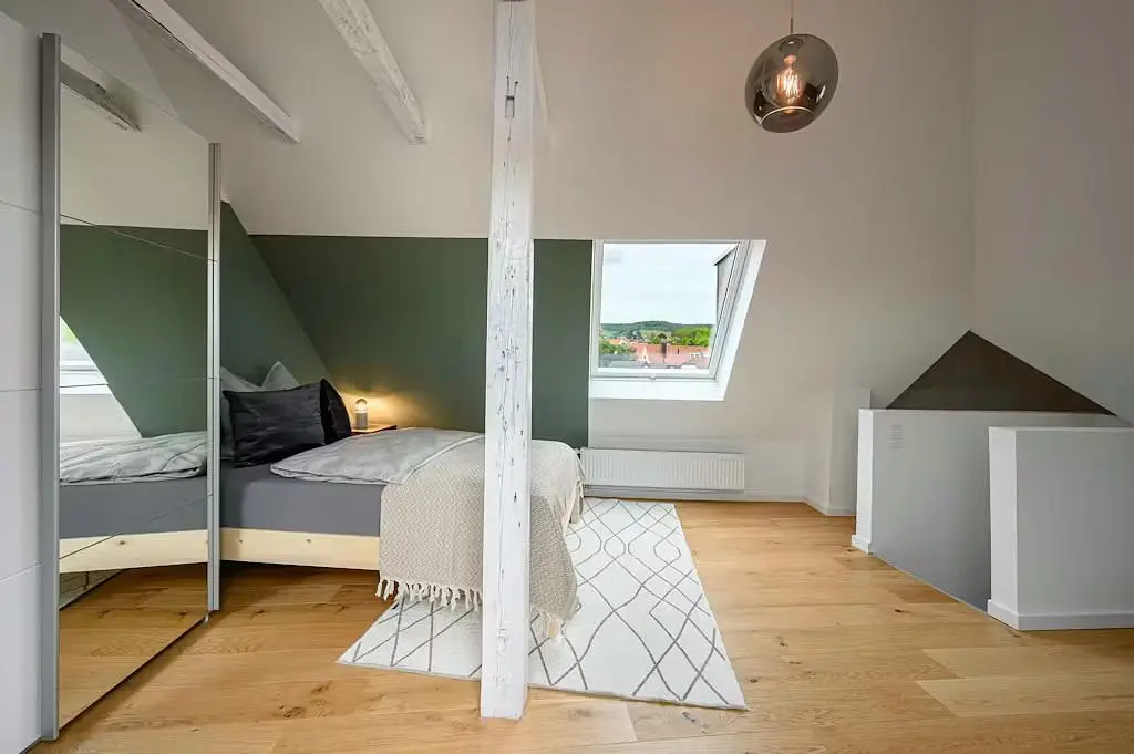 Salon; podłoga drewniana, światło dzienne, styl nowoczesny