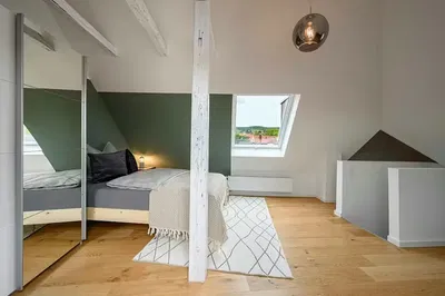 Salon; podłoga drewniana, światło dzienne, styl nowoczesny