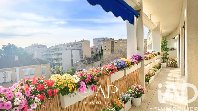 Κουζίνα; συσκευές κουζίνας, ξύλινο πάτωμα, φυσικό φως, μοντέρνο στυλ