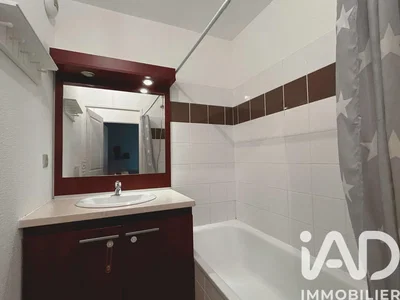 Küche; küchengeräte, holzboden, tageslicht, moderner stil