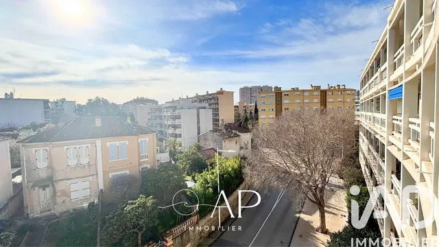 Κουζίνα; συσκευές κουζίνας, ξύλινο πάτωμα, φυσικό φως, μοντέρνο στυλ