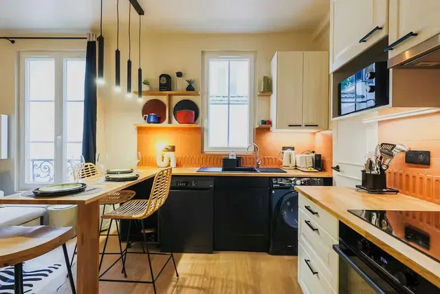 Keuken; keukenapparatuur, houten vloer, natuurlijk licht, moderne stijl