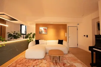 مطبخ; أجهزة المطبخ, أرضية خشبية, ضوء طبيعي, أسلوب عصري