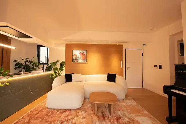 Küche; küchengeräte, holzboden, tageslicht, moderner stil