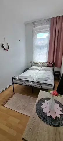 Küche; küchengeräte, holzboden, tageslicht, moderner stil