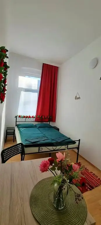 Wohnzimmer; holzboden, tageslicht, moderner stil