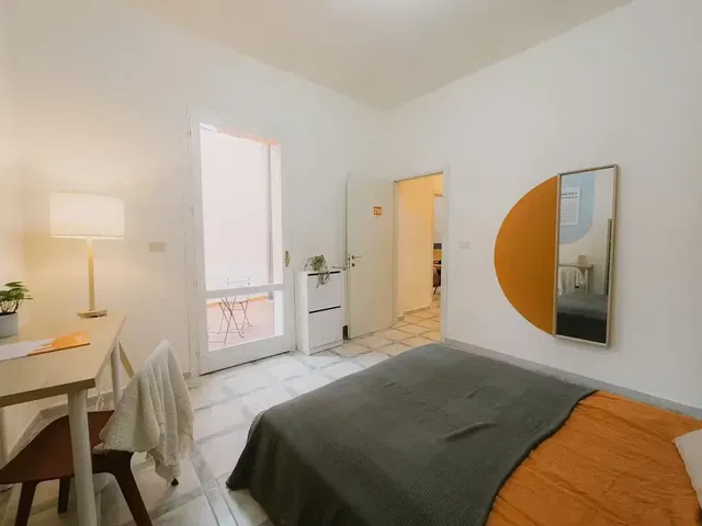 Kuhinja; kuhinjski aparati, drveni pod, prirodno svjetlo, moderni stil