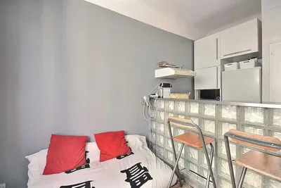 Salón; suelo de madera, luz natural, estilo moderno