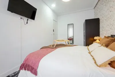 Cucina; elettrodomestici, pavimento in legno, luce naturale, stile moderno