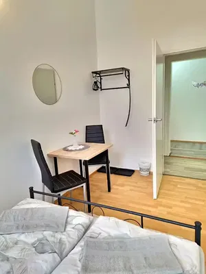 Wohnzimmer; holzboden, tageslicht, moderner stil