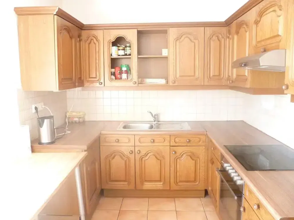 Cozinha; eletrodomésticos, chão de madeira, luz natural, estilo moderno