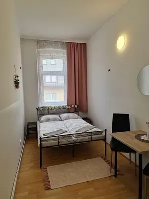 Dnevni boravak; drveni pod, prirodna svjetlost, moderan stil