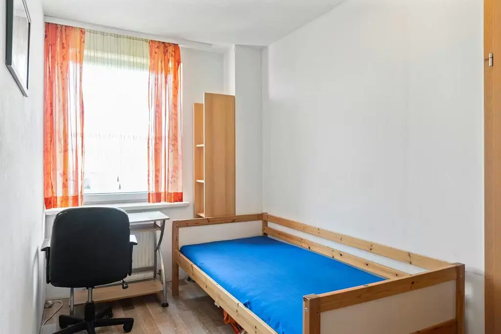 Wohnzimmer; holzboden, tageslicht, moderner stil