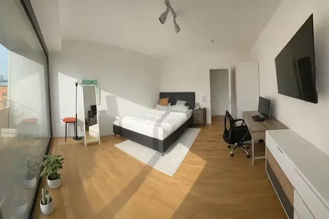 Кухня; кухненски уреди, дървен под, естествена светлина, модерен стил