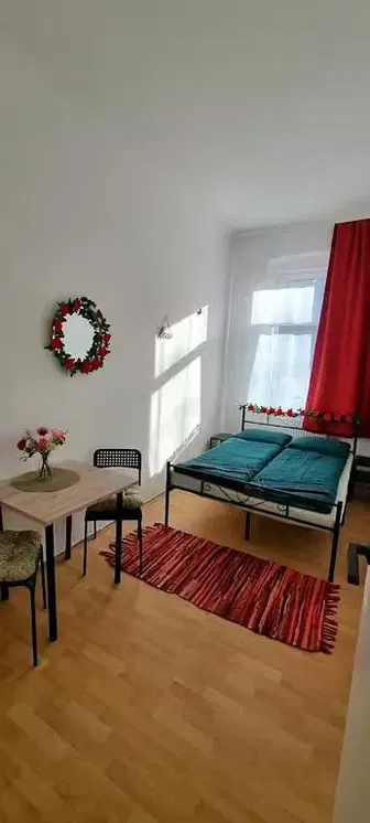 Woonkamer; houten vloer, natuurlijk licht, moderne stijl