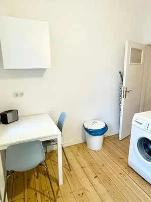 Κουζίνα; συσκευές κουζίνας, ξύλινο πάτωμα, φυσικό φως, μοντέρνο στυλ