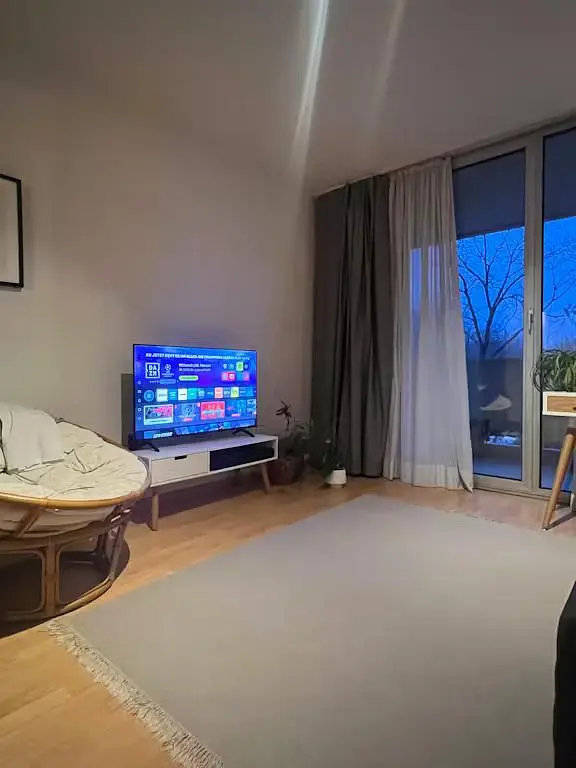 Küche; küchengeräte, holzboden, tageslicht, moderner stil