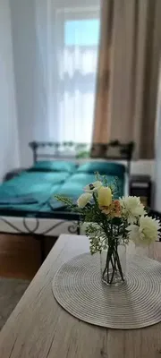 Obývačka; drevená podlaha, prirodzené svetlo, moderný štýl