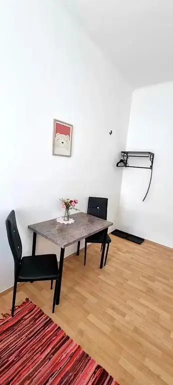 Kuchyňa; kuchynské spotrebiče, drevená podlaha, prirodzené svetlo, moderný štýl