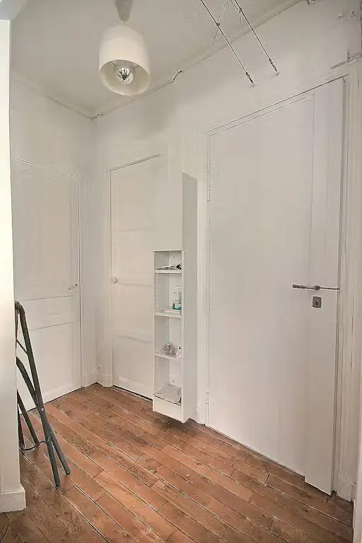 Cocina; electrodomésticos, suelo de madera, luz natural, estilo moderno